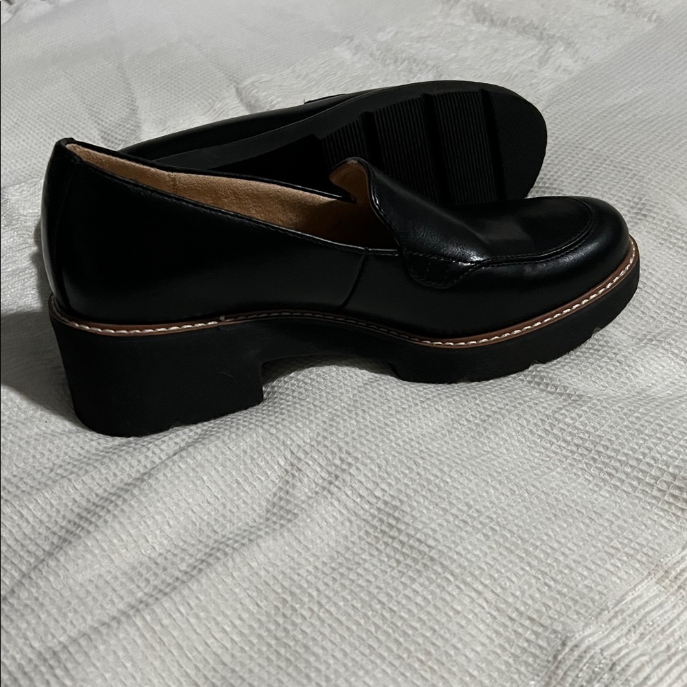 Naturalizer women’s Classic Black Slip-Ons